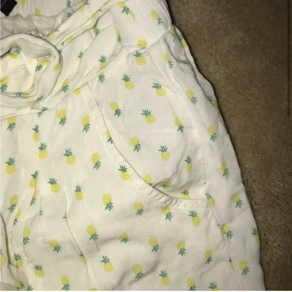 JS Pineapple Print Shorts - Picture 2 of 4